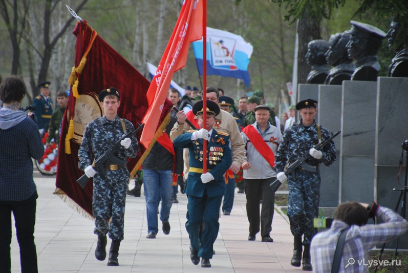 Шествие к мемориалу Славы в Лысьве