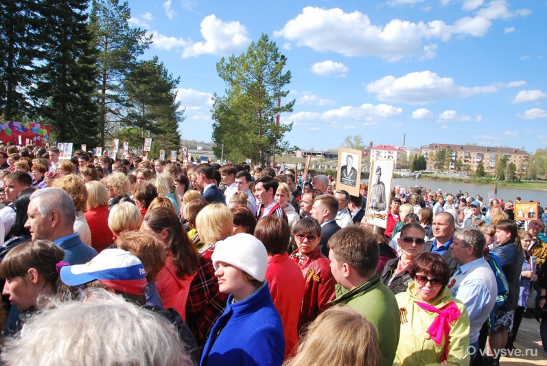 Шествие к мемориалу Славы в Лысьве